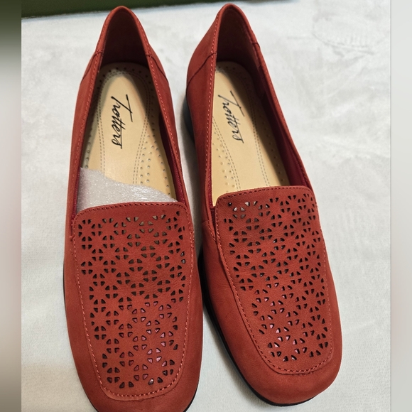 Trotters Jenn Laser Red Loafer Slip-on Shoes - Picture 2 of 7